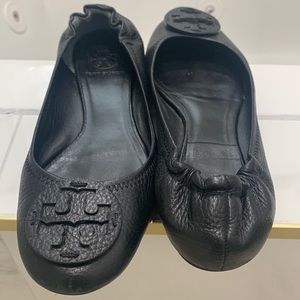 Tory Burch Tumbled Leather Reva Ballet Flat in Black